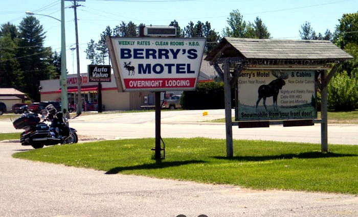 Berrys Motel (Orchard Motel, Orchard Grove Motel) - Web Listing (newer photo)